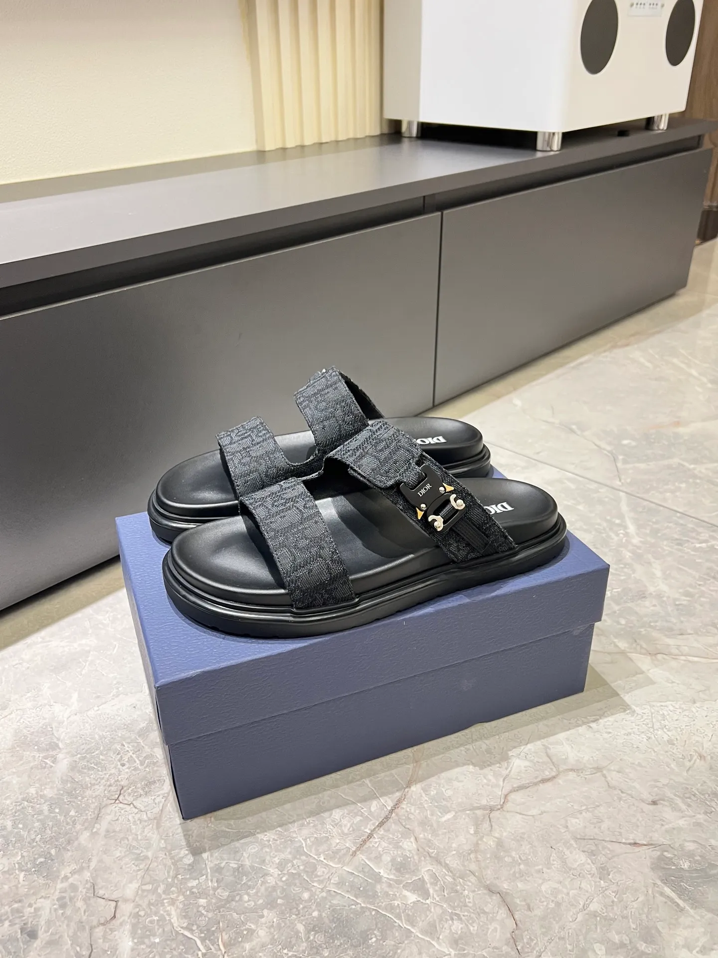 Men's Men's Shoes 💰p320 Dio* Men's Sandals Slippers. Showcasing Dior haute couture design. The Dior gray suede strap is accented with an aluminum Dior buckle for added style. Paired with a comfortable tonal notch sole, they pair easily with shorts or jeans for a sophisticated look. Main body: suede cow leather, technical fabric lining: cow leather, with adjustable straps, aluminum Dior buckle, Dior gray EVA insole, tonal notched rubber outsole splicing structure, size: 38-44 (customized at 45.46)